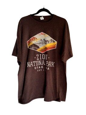 GILDAN- MENS BROWN FRONT GRAPHIC SHORT SLEEVE COTTON T-SHIRT SIZE 2XL